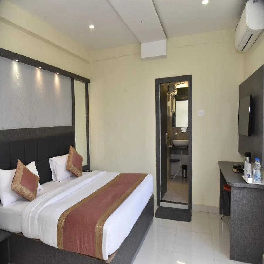 Hotel Tridev Grand Benares 3*,  India